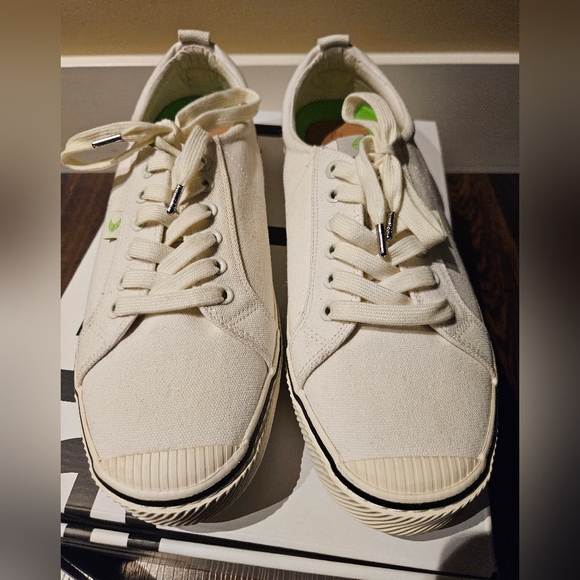 Cariuma shoes - Picture 2 of 4